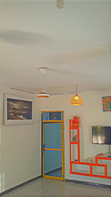 Μια τηλεόραση ή/και κέντρο ψυχαγωγίας στο Michenzani Bliss