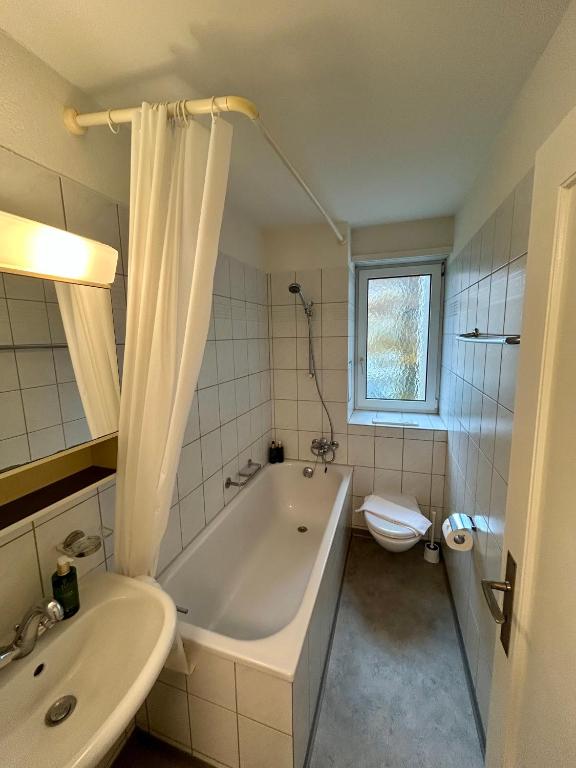 Simple 2BR Apartment with Natural Light - Resim 3