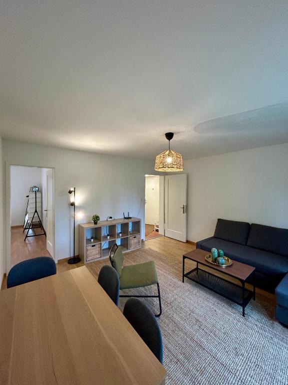 Simple 2BR Apartment with Natural Light - Resim 1