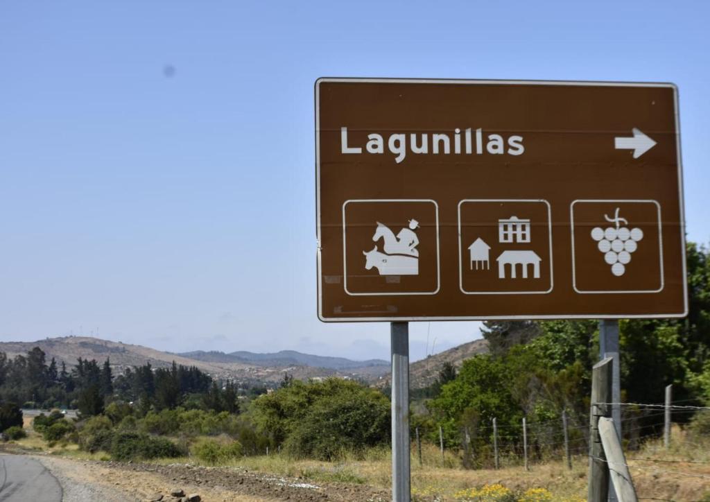 een bruin bord op een weg bij Espacio lagunillas Alojamiento in Lagunillas