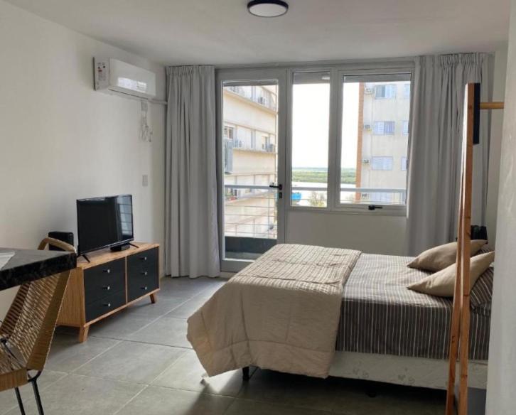 Μια τηλεόραση ή/και κέντρο ψυχαγωγίας στο Monoambiente vista al Rio