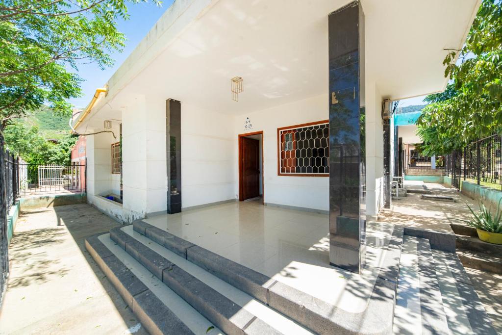 ein Blick auf die Vorderseite eines Gebäudes in der Unterkunft Apartamentos Mafelo Taganga in Taganga