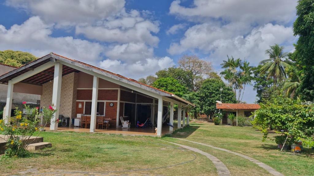 Κήπος έξω από το Chalé Paraíso do Mar