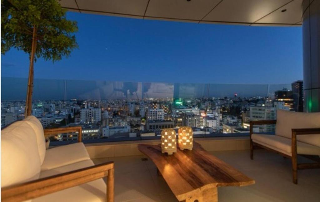 un salon avec vue sur une ville dans l'établissement SAFFRON, à Nicosie