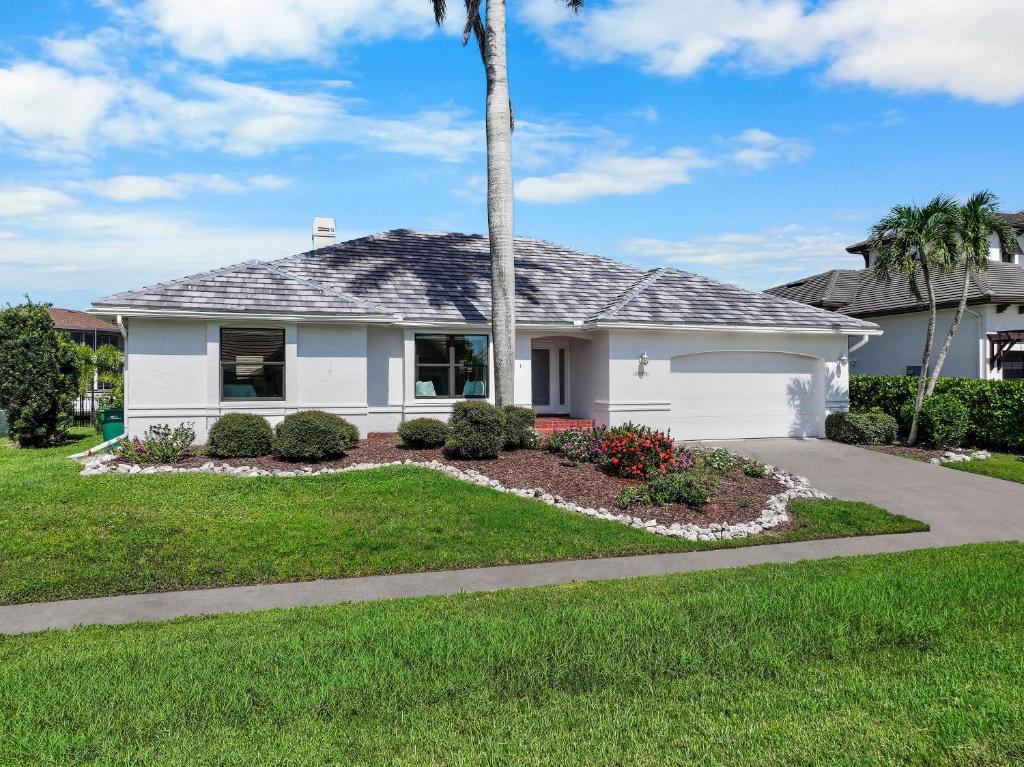 Zahrada ubytování Coastal waterfront home with pool spa and dock