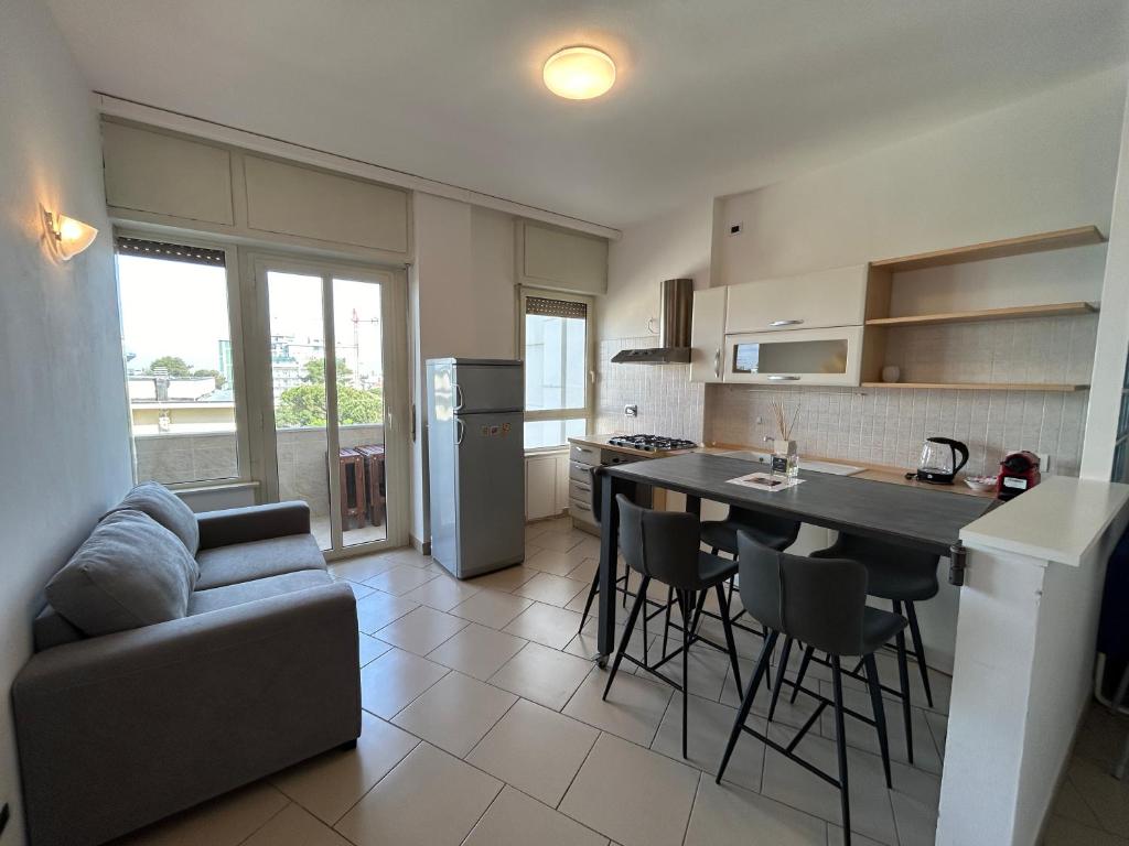 Η κουζίνα ή μικρή κουζίνα στο Nievo-Ceccarini Pedonale Flexrent - Immobiliare Abissinia