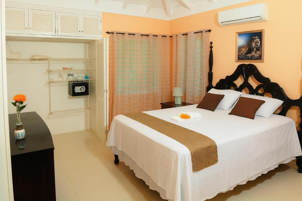 Un dormitorio con una cama grande en una habitación. en Tropical Escape in Richmond with Pool & Gym Perfect Paradise Getaway Sleeps 7 Perfect for Families, en Richmond