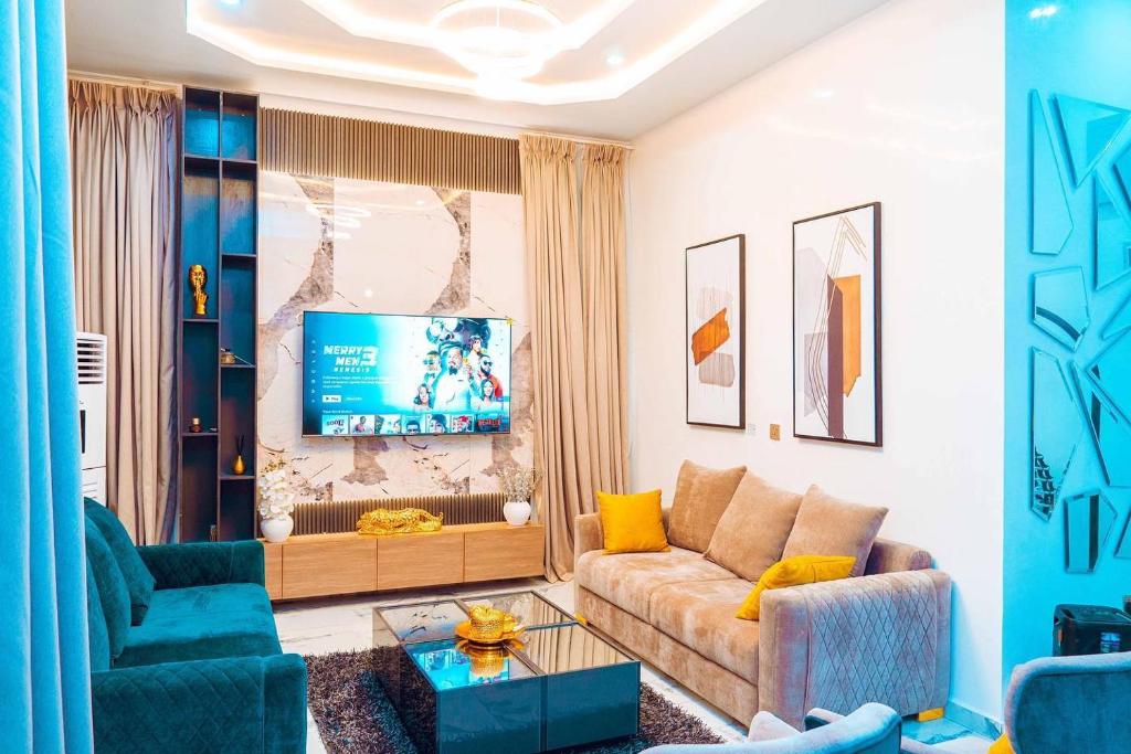 un soggiorno con un divano e una TV di Best Terrace Homes a Oshogbo
