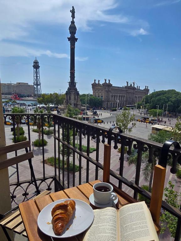 Beautiful Apartment on Las Ramblas with Port views