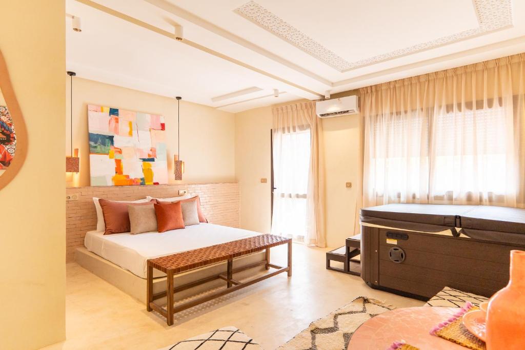 マラケシュにあるfantastic Apartmentのベッドルーム1室(ベッド1台、ベンチ付)