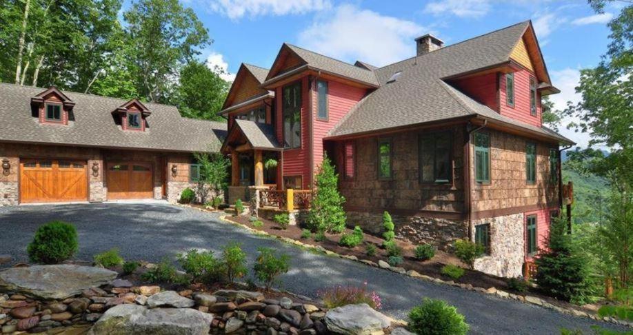 una gran casa roja con entrada en Overlook Estate in The Farm, en Banner Elk