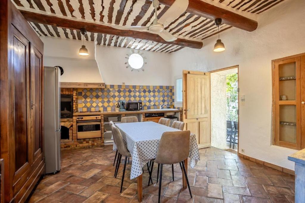 eine Küche mit Tisch und Stühlen in einem Zimmer in der Unterkunft La maison du château in Fontaine-de-Vaucluse