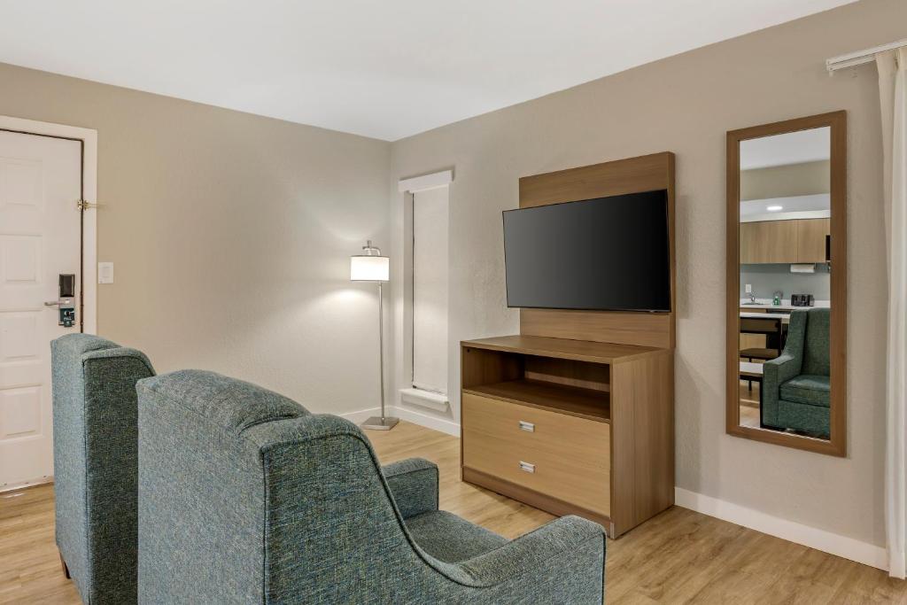 MainStay Suites Springfield South - Battlefield Rd photo