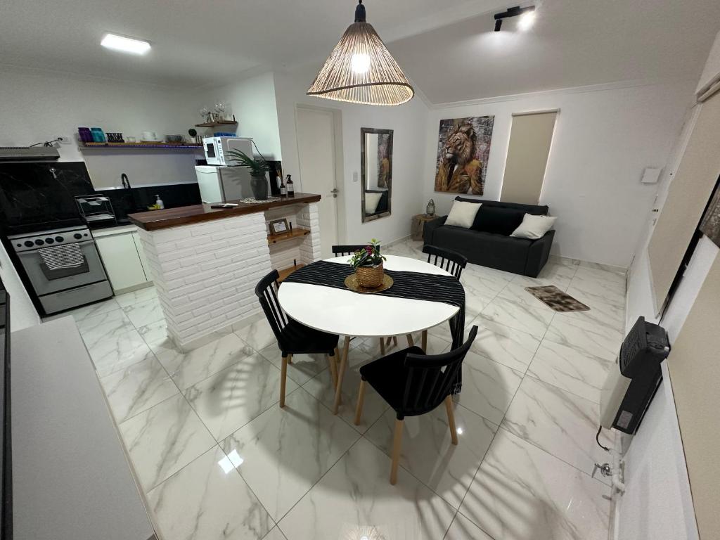 een keuken en woonkamer met een tafel en stoelen bij COMPLEJO JONAS SALK - departamento de 1 dormitorio amoblado in San Francisco