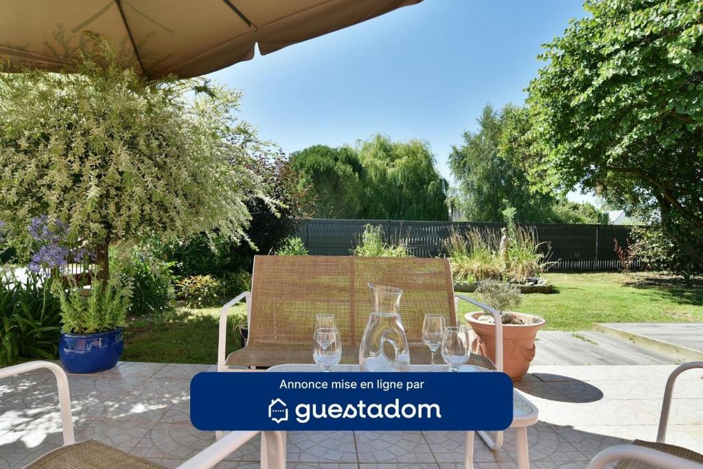 VainsにあるMaison du Bonheur - Parking - Wifiのワイングラス付きテーブル