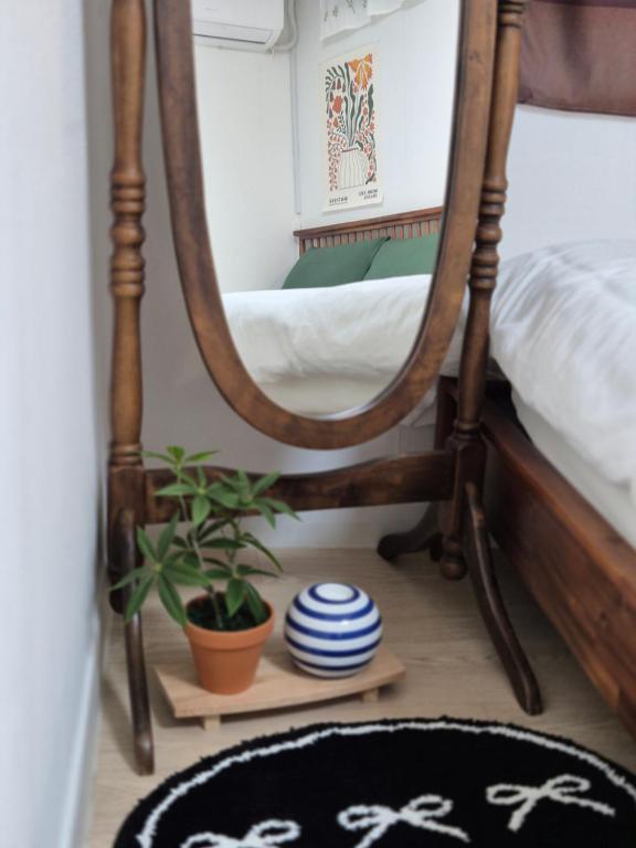 a bedroom with a bed with a mirror and a rug at Sun Gangnam Stay - 무료짐보관,서울,강남,언주역3분,신논현역,강남역,역삼역,대치,잠실,코엑스,성형 in Seoul