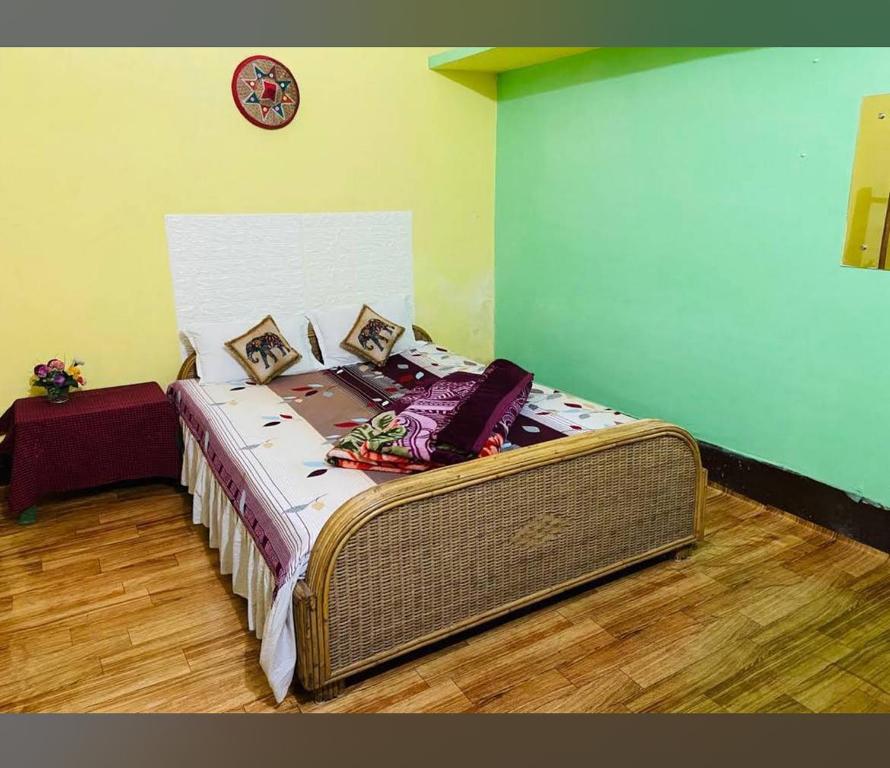 Postel nebo postele na pokoji v ubytování TG Homestay Kaziranga