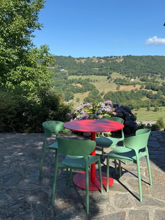 d'une table et de chaises avec vue sur un champ dans l'établissement Chez Mimi - Bellevue, à Raulhac