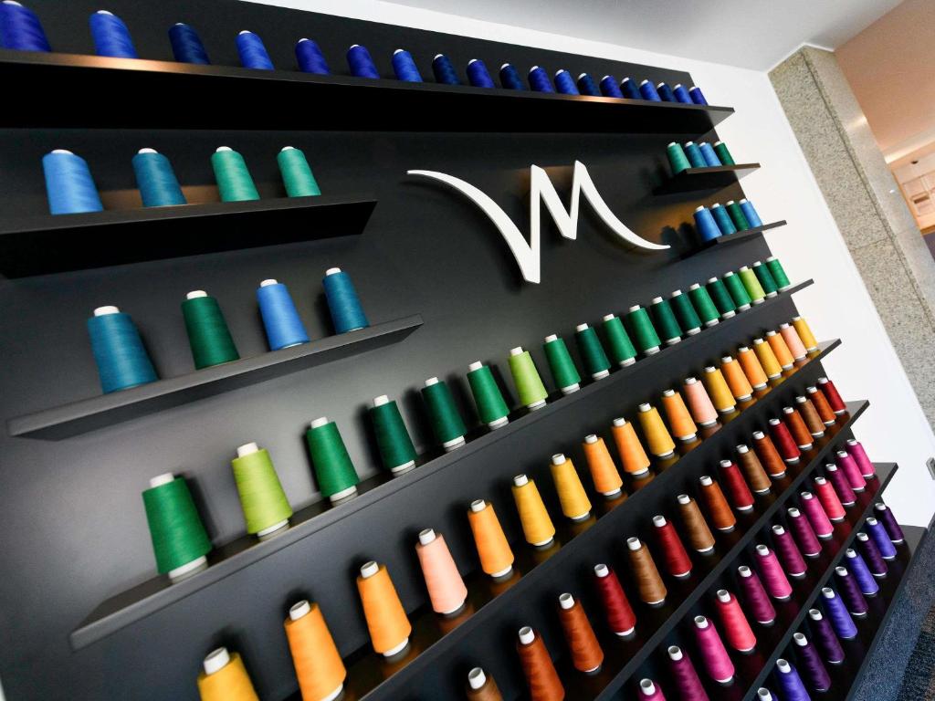 una muestra de coloridas botellas de pintura en la pared en Mercure Parkhotel Mönchengladbach, en Mönchengladbach