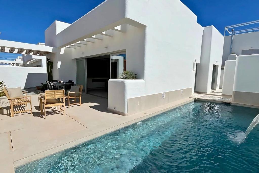 San FulgencioにあるVilla with private pool in San Fulgencioのプールと家のあるヴィラ