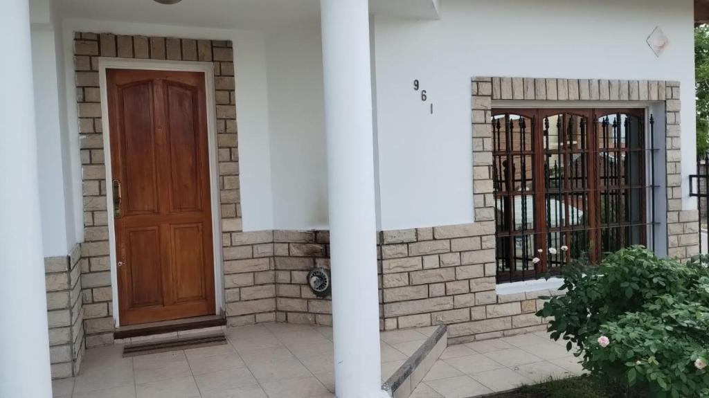 a house with a wooden door and a gate at Casa Inspira in Neuquén