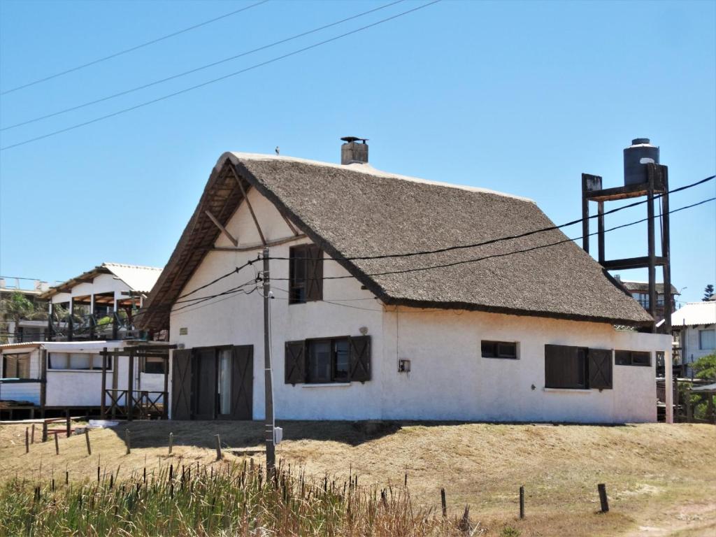 プンタ・デル・ディアブロにあるCasa TANIKAの屋根の白屋