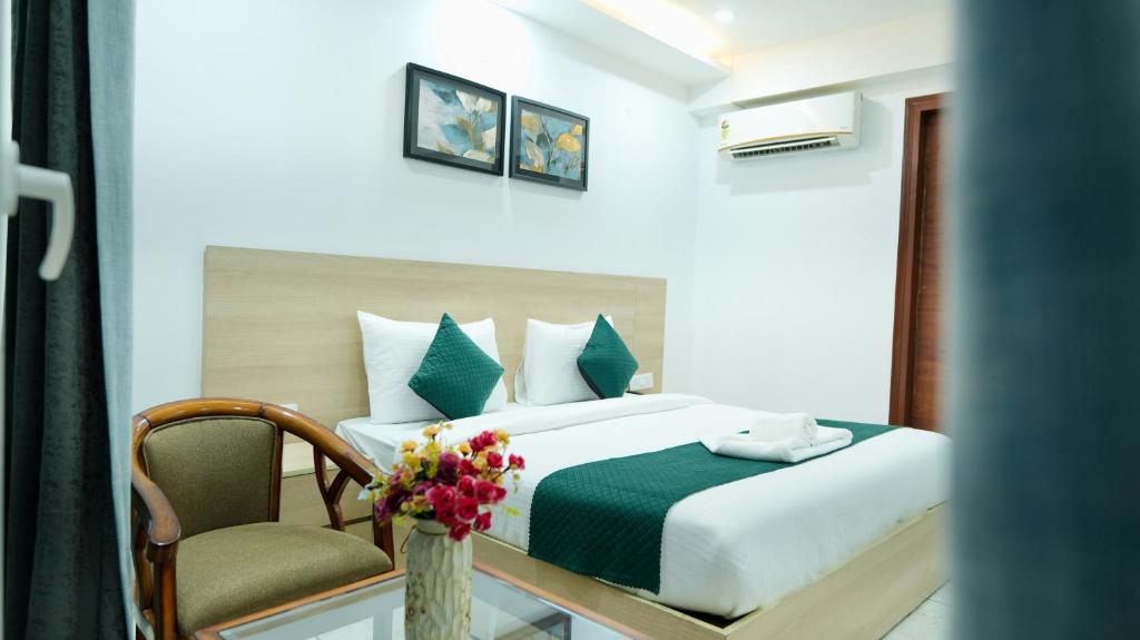 Giường trong phòng chung tại CORPORATE STAYS-Sector 43