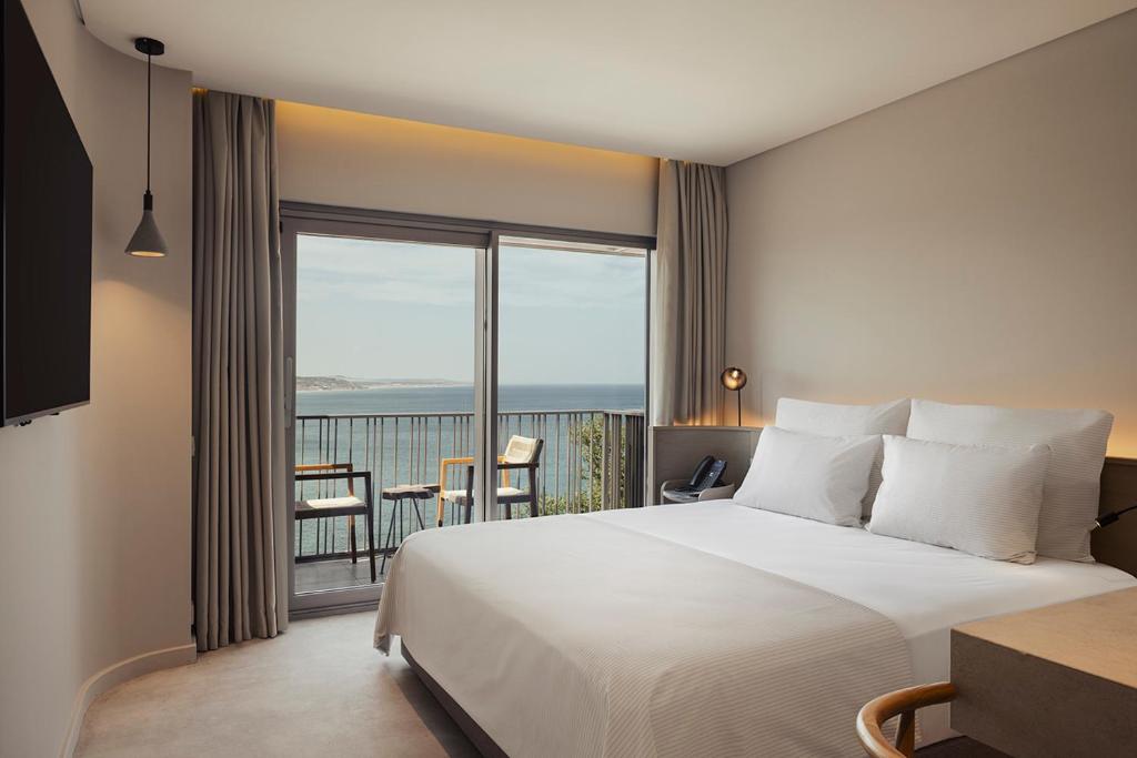 een hotelkamer met een bed en een balkon bij Dayone Kilyos Hotel in Kilyos