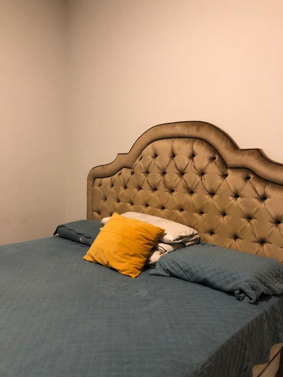 ベレンにあるCasa tranquila e espaçosaのベッド1台(大型ヘッドボード、枕2つ付)