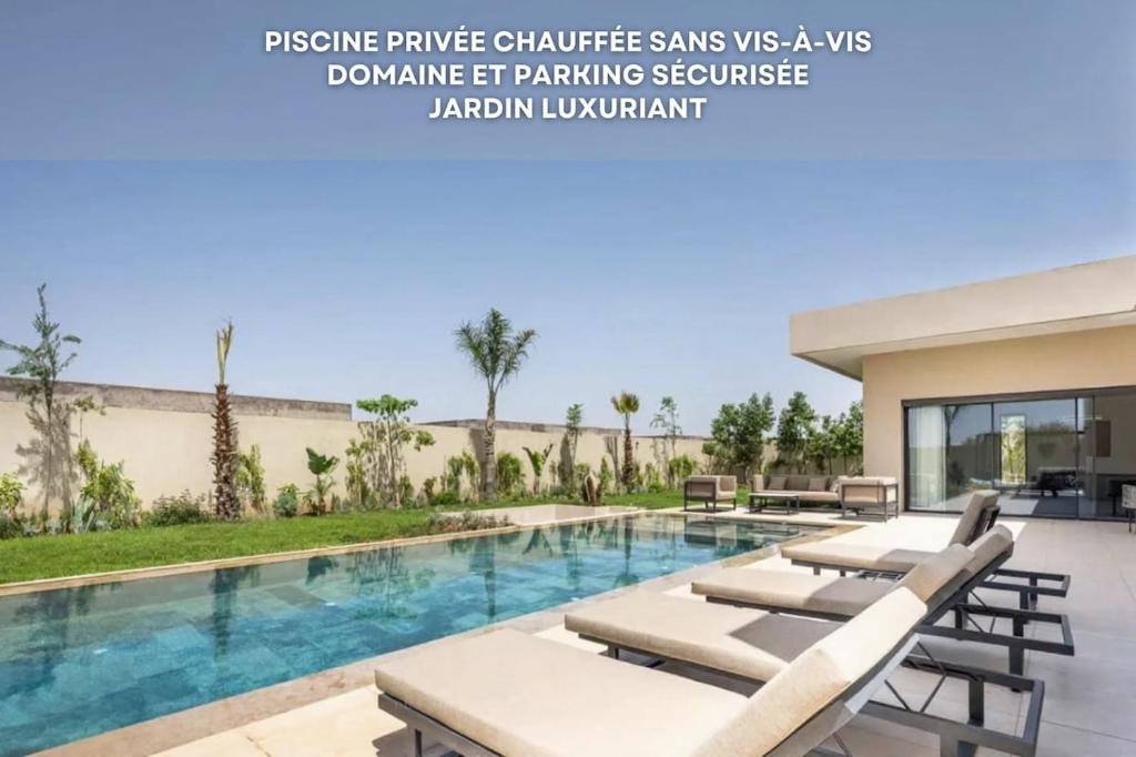 einen Pool mit Liegestühlen und eine Villa in der Unterkunft Villa Gaspard - Piscine et jardin Privée Sans vis-à-vis Wifi HD in Oulad Akkou