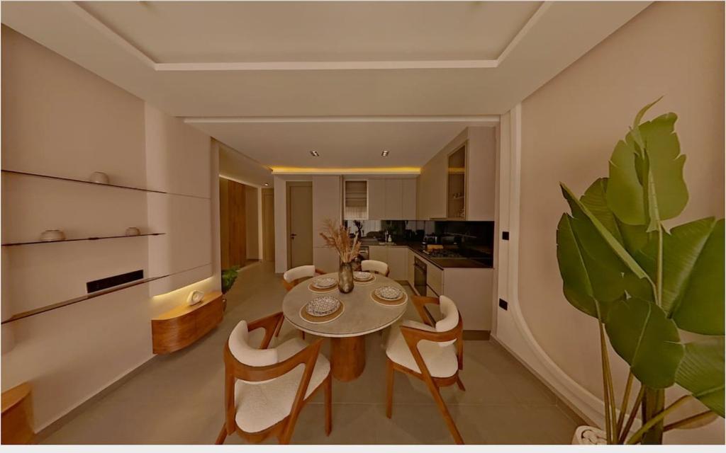 eine Küche und ein Esszimmer mit Tisch und Stühlen in der Unterkunft Appartement chic Menara Mall piscine Rooftop in Marrakesch
