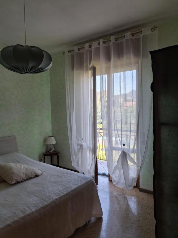 Un dormitorio con una cama y una ventana grande en B&B Balcone sul Fiume, en Zogno