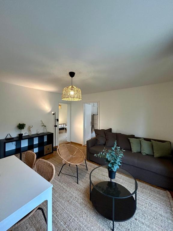 O zonă de relaxare la Apartment with Balcony, 26 min to Zurich Center