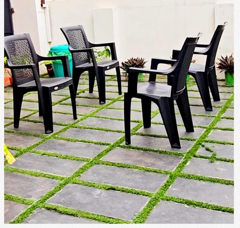 um grupo de cadeiras em um pátio em The Signature Suites em Edappally