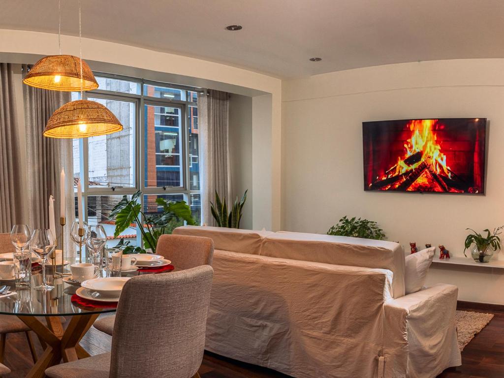 een woonkamer met een bank en een tafel bij Nuna Atelier in Cuzco