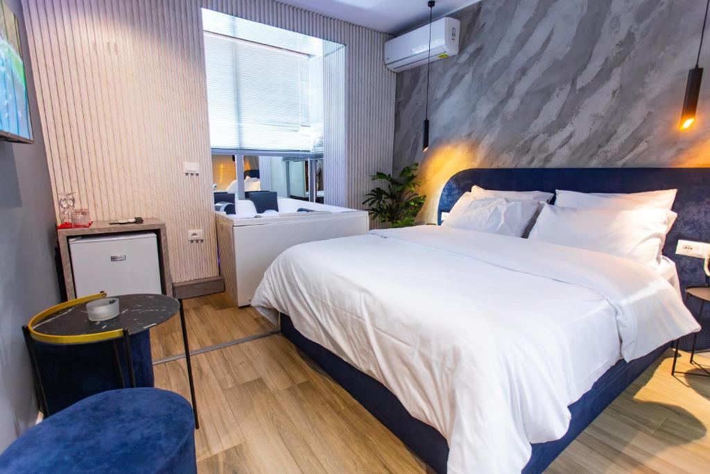 Ένα ή περισσότερα κρεβάτια σε δωμάτιο στο Luxury Suite by The Bubbles Jacuzzi Rooms