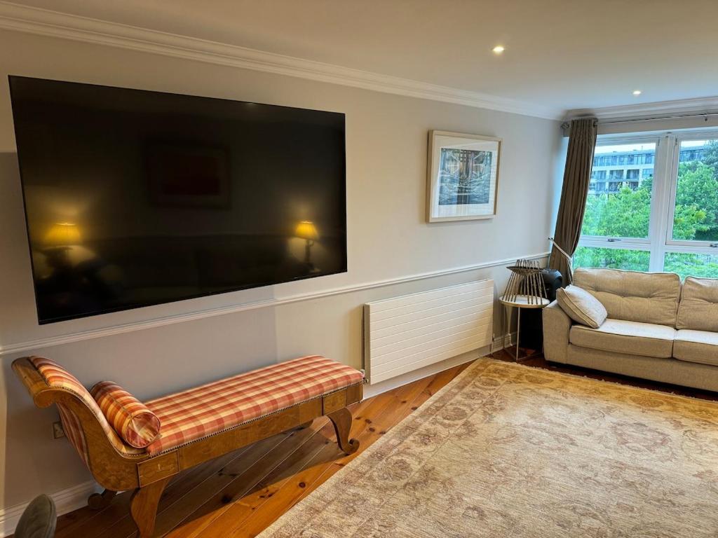 un salon avec une grande télévision à écran plat dans l'établissement Milltown luxury - concierge, à Feevaghmore