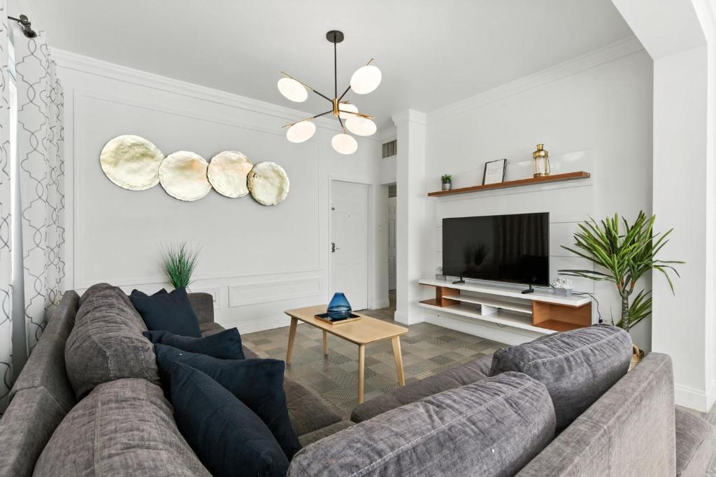 a living room with a couch and a tv at V2 Pr Rentals Next To La Placita De Santurce in San Juan