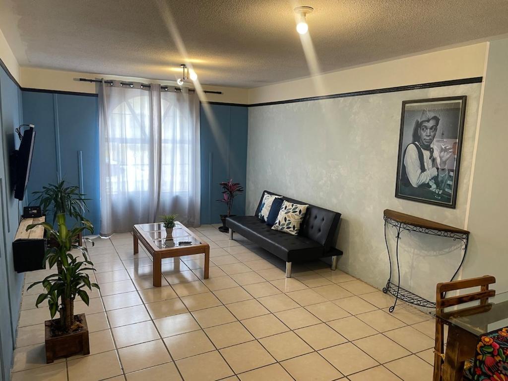 un salon avec un canapé et une table dans l'établissement Casa cerca de Plaza de Toros de Apizaco y del Centro Deportivo de Alto Rendimiento, à San Dionisio Yauhquemehcan