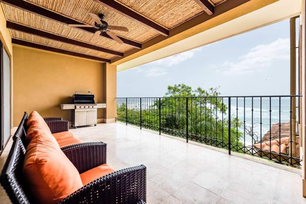 een balkon met uitzicht op de oceaan bij Beachfront, Sunset, & Ocean Views With Gas Grill in Tamarindo