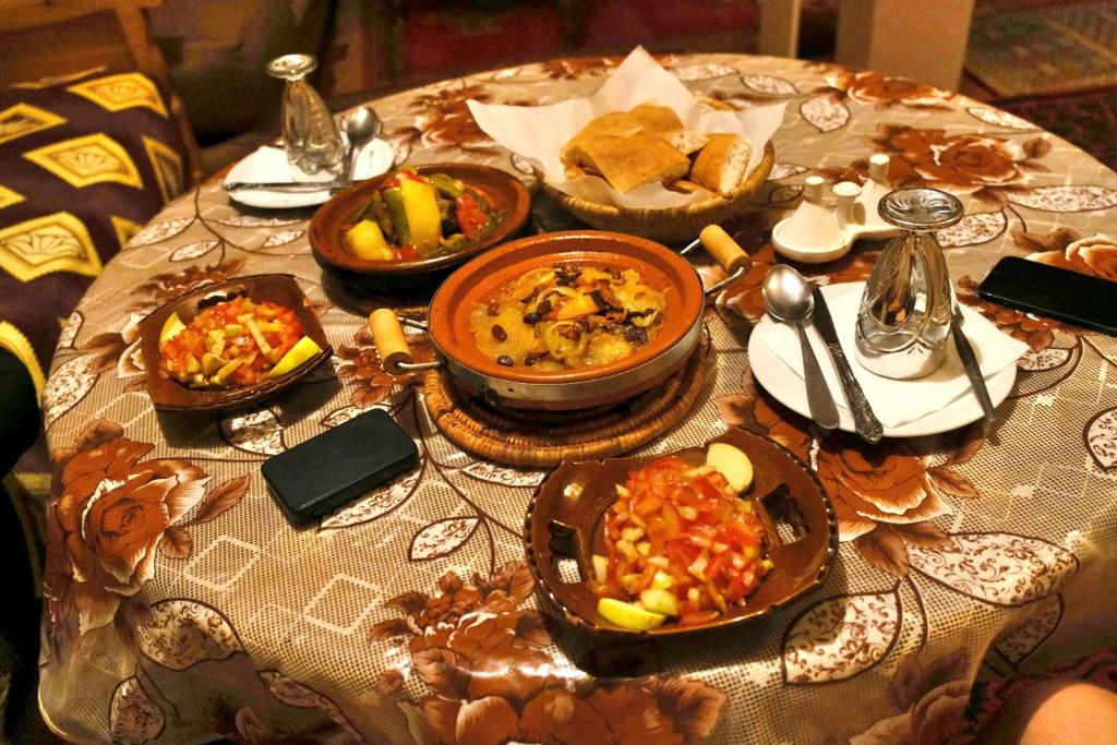 Mâncare la sau în apropiere de această cameră de închiriat