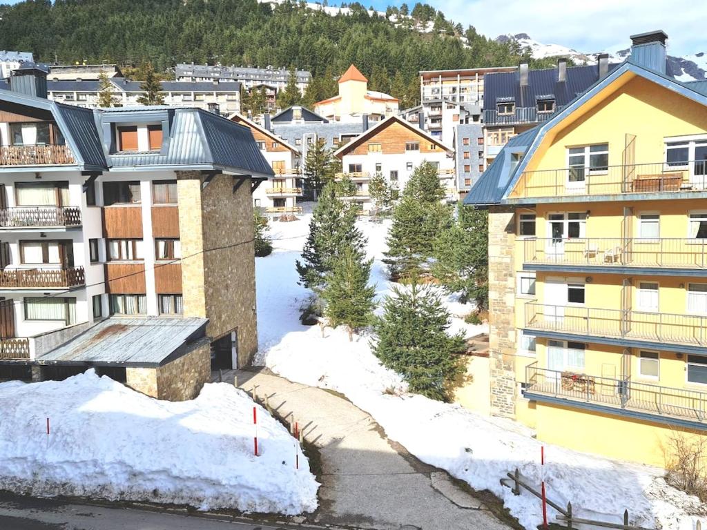 カンダンチュにあるAmanecer Camp d Aljubの雪上の街並み