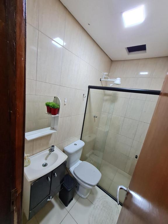 a bathroom with a toilet and a shower and a sink at Casa completa Petrolina-PE in Petrolina