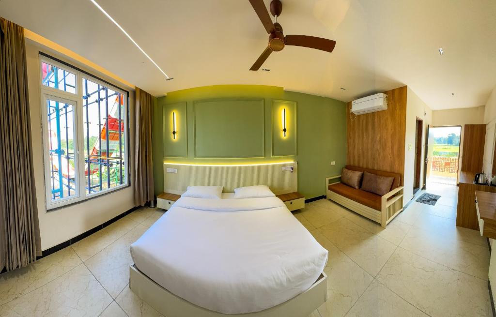 Postel nebo postele na pokoji v ubytování Wildwadi Water Park and Resort