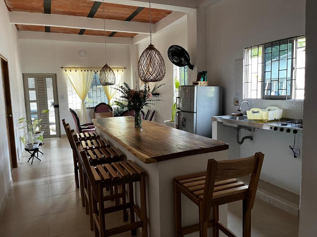 - une cuisine avec un comptoir et quelques chaises dans l'établissement Isla Rosa, à Coveñitas