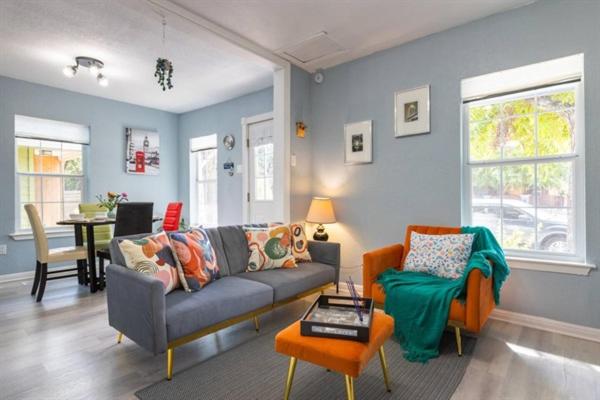 Χώρος καθιστικού στο Winter Stay at Heritage Award winning home -Walk to 6th St, BBQ & Shops