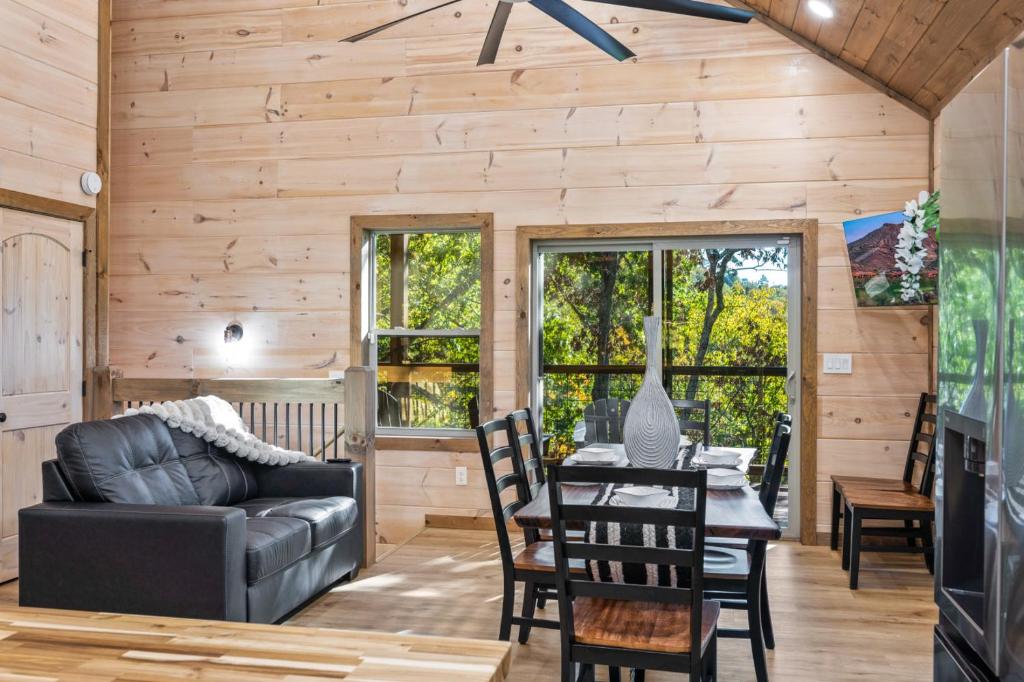 ein Wohnzimmer mit einem Tisch und einem Ledersofa in der Unterkunft Rustic RidgeView Hot Tub Grill Foosball More in Cove Creek Cascades