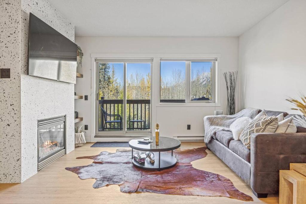 Posezení v ubytování Spacious 2BR Minutes from Downtown w Pool and Hot Tub