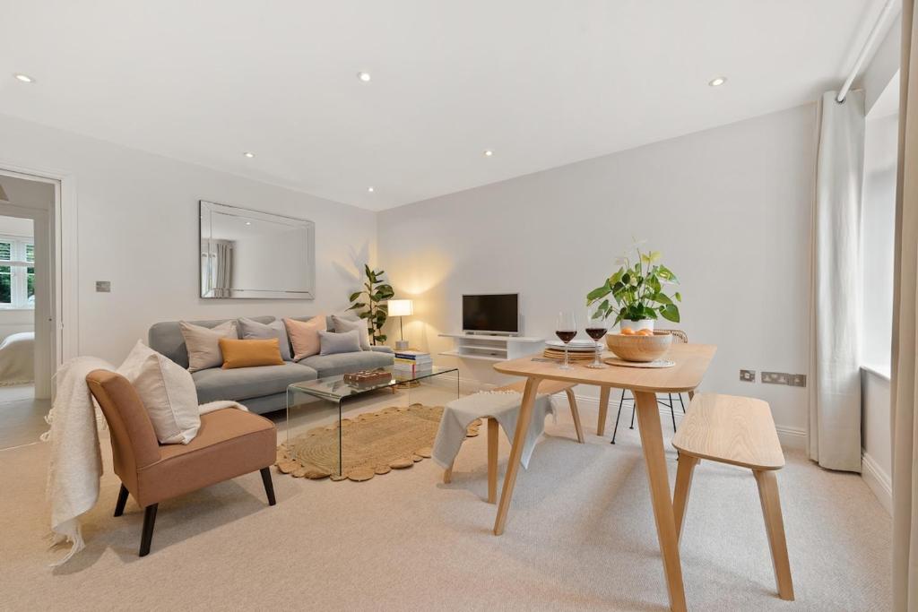 una sala de estar con un sofá y una mesa en Modern home in Sunninghill, en Ascot