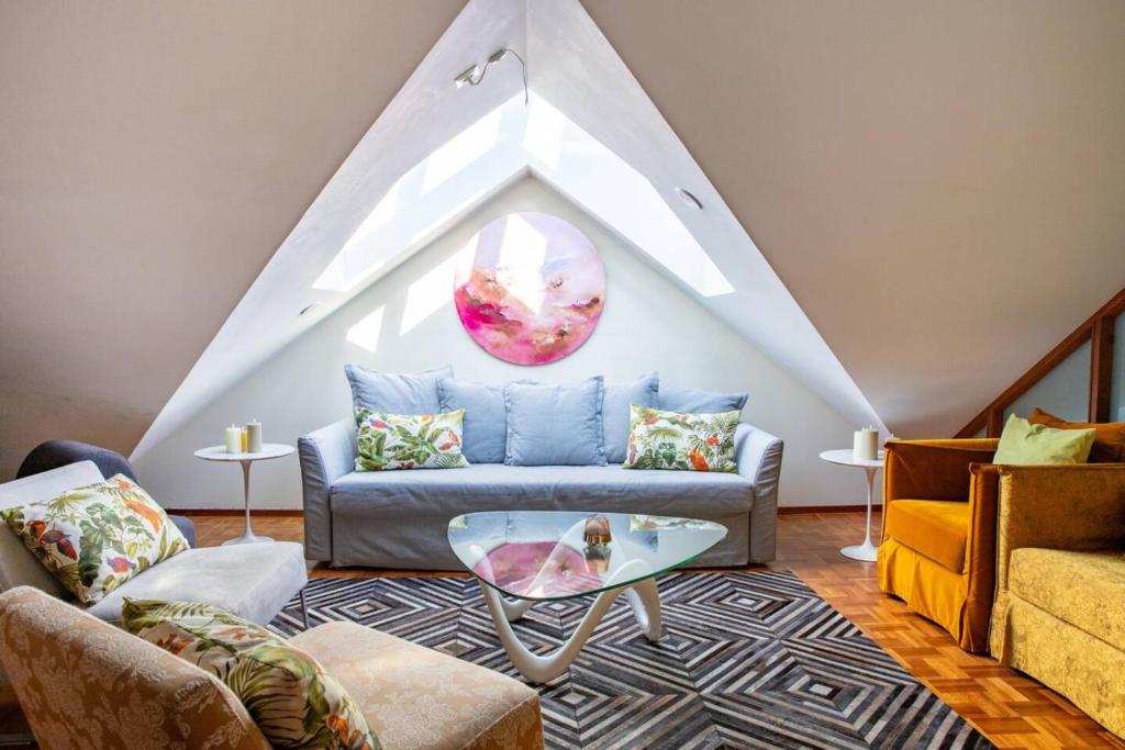 Χώρος καθιστικού στο Penthouse Loft with Jacuzzi and Sauna